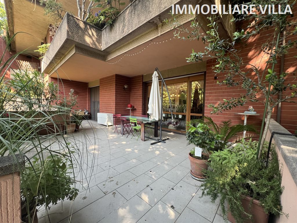 Appartamento con ampio giardino privato e terrazzi.
