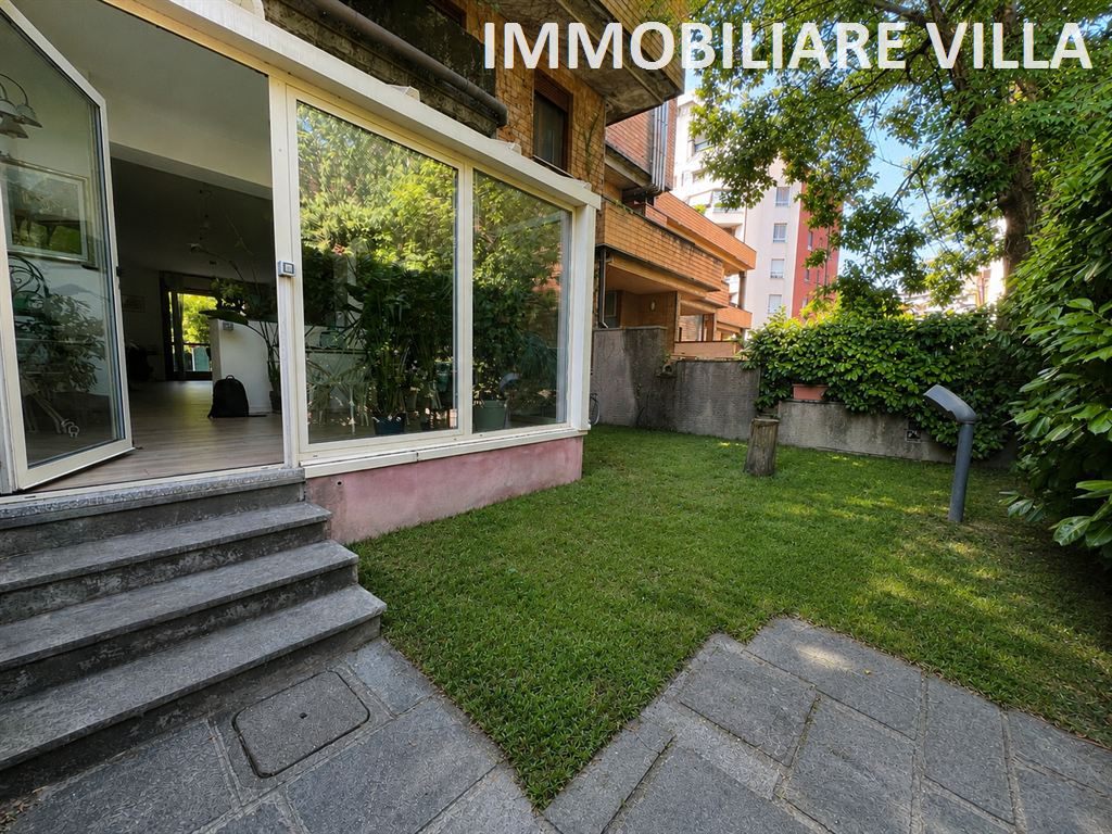 Milano – San Siro | Elegante bilocale con giardino privato, veranda e terrazzo con possibilità di abbinare un ampio garage.